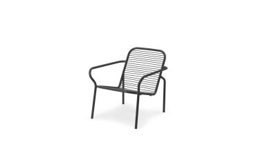 EN NORMANN COPENHAGEN - Vig Loungestol med et minimalistisk design, med en afrundet ryg og lodrette lamelstøtter, står isoleret mod en hvid baggrund.