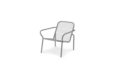 Et minimalistisk design NORMANN COPENHAGEN - Vig Loungestol med lamelryg og sæde, med armlæn, isoleret på en hvid baggrund.