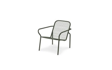 En moderne mørkegrøn NORMANN COPENHAGEN - Vig Loungestol stol med minimalistisk design, med lamelryg og sæde med armlæn, isoleret på hvid baggrund.
