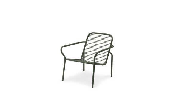 En moderne mørkegrøn NORMANN COPENHAGEN - Vig Loungestol stol med minimalistisk design, med lamelryg og sæde med armlæn, isoleret på hvid baggrund.