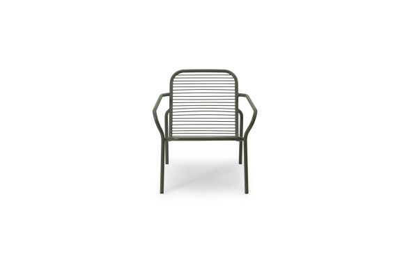 En moderne NORMANN COPENHAGEN - Vig Loungestol stol med lodret lameldesign i en mat grå finish, set forfra på en hvid baggrund.