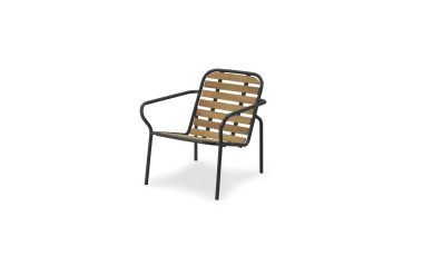 EN NORMANN COPENHAGEN - Vig Loungestol udendørsstol med sort metalstel og lysebrunt træsæde og ryglæn med spaltelister placeret på en almindelig hvid baggrund.