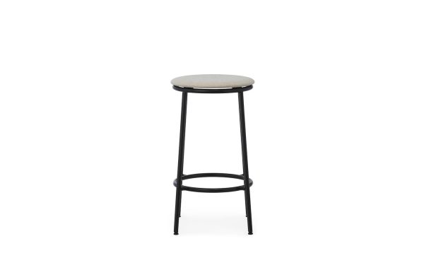 En moderne barstol med et sort metalstel og et lysegråt polstret sæde, isoleret på en hvid baggrund. Dette stykke blander moderne design med praktisk funktionalitet, perfekt til ethvert interiør.