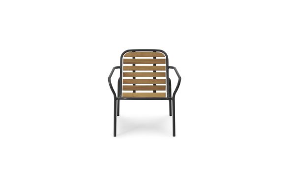En moderne stol med sort metalstel og vandrette trælameller på sæde og ryglæn, isoleret på en hvid baggrund, NORMANN COPENHAGEN - Vig Loungestol.