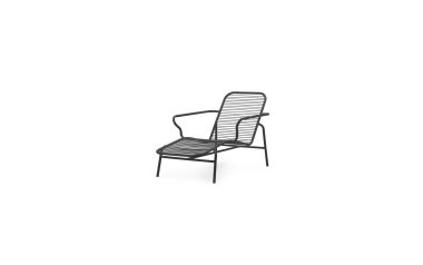 En moderne, sort metal NORMANN COPENHAGEN - Vig Chaiselong med armlæn og vandret lameldesign på hvid baggrund.