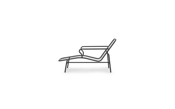 EN NORMANN COPENHAGEN - Vig Chaiselong loungestol med lav ryg og armlæn, med et vævet sæde- og ryglænsdesign, vist mod en almindelig hvid baggrund.