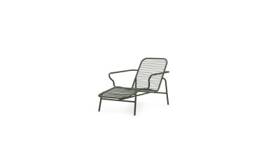 En moderne NORMANN COPENHAGEN - Vig Chaiselong med lameldesign og armlæn, sat mod en almindelig hvid baggrund.