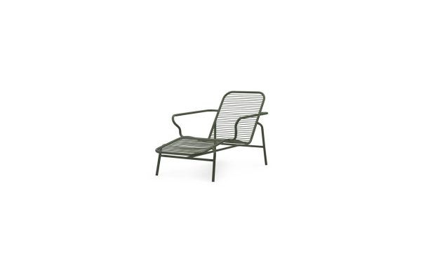 En moderne NORMANN COPENHAGEN - Vig Chaiselong med lameldesign og armlæn, sat mod en almindelig hvid baggrund.