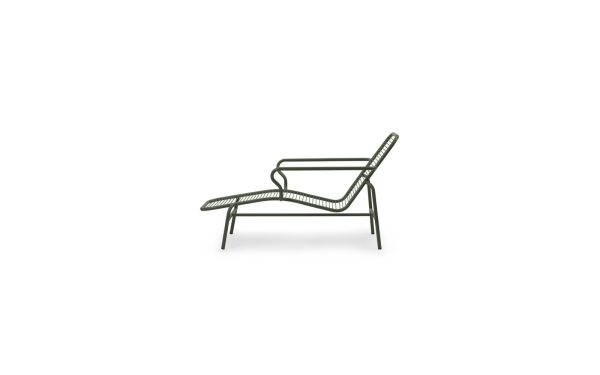 En moderne loungestol i sort metal med armlæn og et vævet sæde og ryglæn, isoleret på en hvid baggrund - NORMANN COPENHAGEN - Vig Chaiselong.