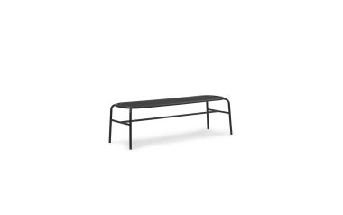 En moderne sort metalbænk med minimalistisk design og et vævet sæde, isoleret på hvid baggrund - NORMANN COPENHAGEN - Vig Bænk.