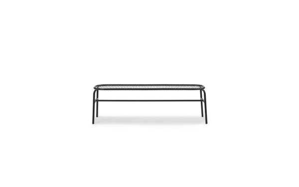 Et moderne NORMANN COPENHAGEN - Vig Bænk med lamelsædedesign, isoleret på hvid baggrund.