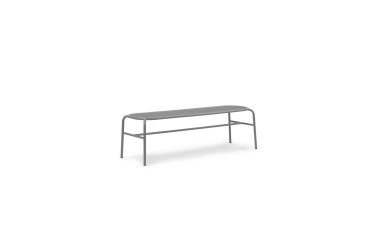 En enkel NORMANN COPENHAGEN - Vig Bænk med gråt sæde og sort stel på en almindelig hvid baggrund.