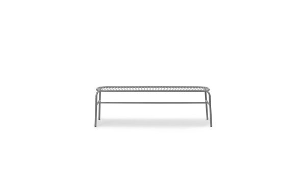 A NORMANN COPENHAGEN - Vig Bænk med slankt stel og vævet sædedesign, isoleret på hvid baggrund.