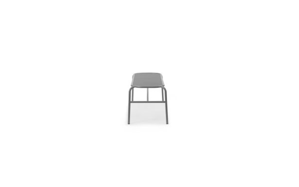 En minimalistisk NORMANN COPENHAGEN - Vig Bænk med et gråt sæde og en slank ramme, vist mod en almindelig hvid baggrund.