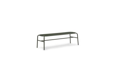 Sætning med produktnavn: Et simpelt NORMANN COPENHAGEN - Vig Bænk med et gittermønstret sæde, sat mod en almindelig hvid baggrund.