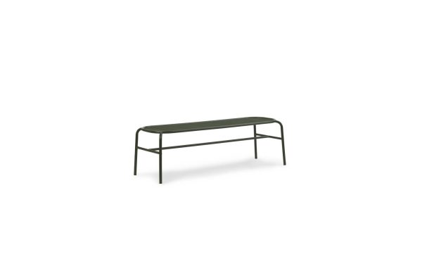 Sætning med produktnavn: Et simpelt NORMANN COPENHAGEN - Vig Bænk med et gittermønstret sæde, sat mod en almindelig hvid baggrund.