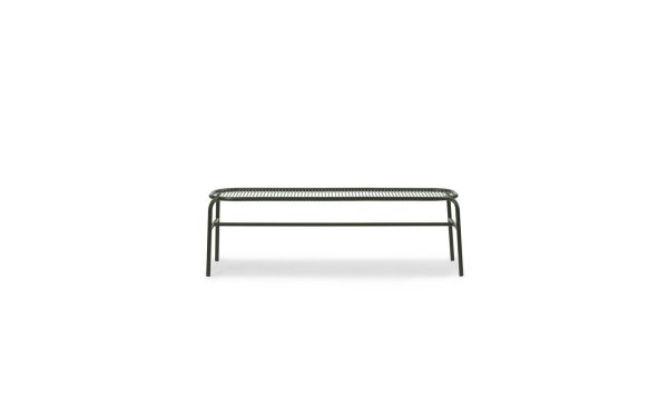 A NORMANN COPENHAGEN - Vig Bænk med vævet sæde, isoleret mod hvid baggrund.
