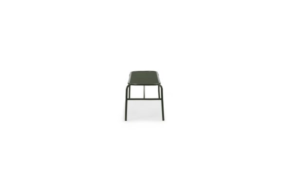 En enkelt NORMANN COPENHAGEN - Vig Bænk med metalramme på hvid baggrund.