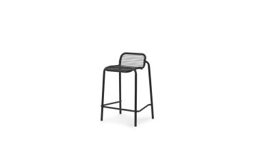 EN NORMANN COPENHAGEN - Vig Barstol H65 med et minimalistisk design, med tynde metalben og et vandret sæde og ryglæn af metal, isoleret på en hvid baggrund.