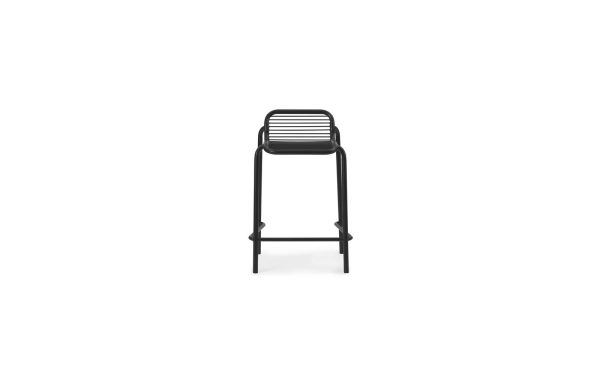 En sort metal NORMANN COPENHAGEN - Vig Barstol H65 med et vandret linjedesign på sæde og ryglæn, set forfra, isoleret på en hvid baggrund.