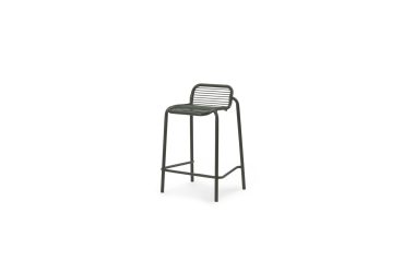 En moderne NORMANN COPENHAGEN - Vig Barstol H65 med et minimalistisk design, med en metalramme og vandret lamelsæde og ryglæn. skamlen er sat mod en almindelig hvid baggrund.