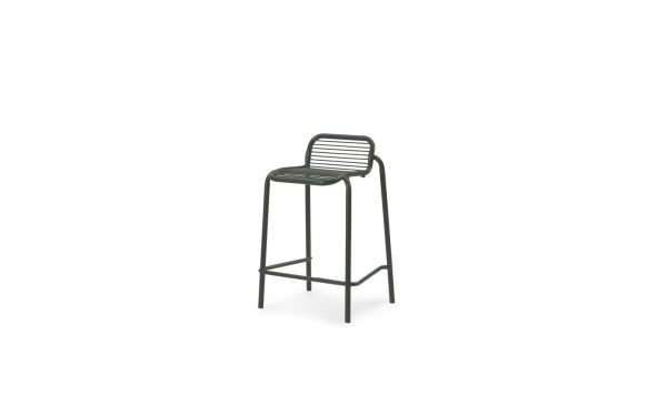 En moderne NORMANN COPENHAGEN - Vig Barstol H65 med et minimalistisk design, med en metalramme og vandret lamelsæde og ryglæn. skamlen er sat mod en almindelig hvid baggrund.