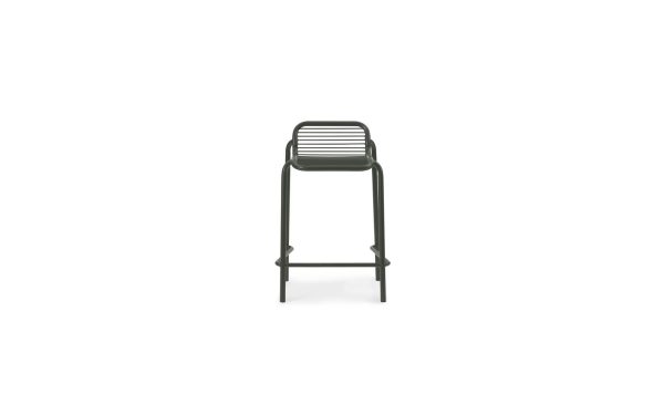 Et frontbillede af en NORMANN COPENHAGEN - Vig Barstol H65 med tynde metalben og vandret lameldesign på sæde og ryglæn, isoleret på en hvid baggrund.