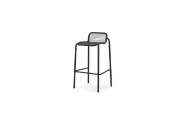 En moderne NORMANN COPENHAGEN - Vig Barstol H75 med et minimalistisk design, med en tynd metalramme og vandret lamelryglæn, der står isoleret mod en almindelig hvid baggrund.