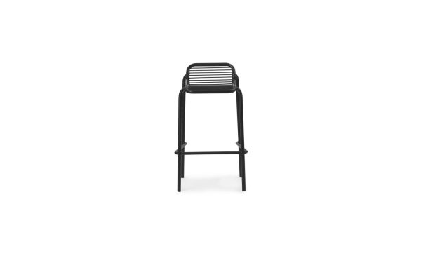 En enkel, moderne NORMANN COPENHAGEN - Vig Barstol H75 med tynde metalben og et afrundet sæde med vandrette lameller, placeret mod en hvid baggrund.