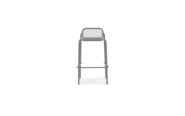 EN NORMANN COPENHAGEN - Vig Barstol H75 med højt ryglæn og fire slanke ben, sat mod en almindelig hvid baggrund.