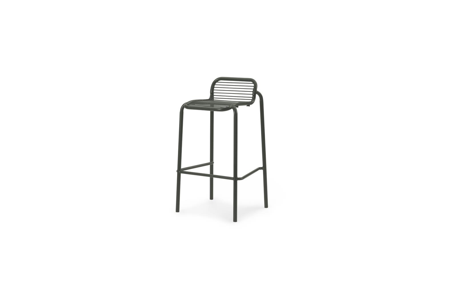 En moderne sort NORMANN COPENHAGEN - Vig Barstol H75 med et minimalistisk design, med en tynd metalramme og vandret lamelsæde og ryglæn, isoleret på en hvid baggrund.