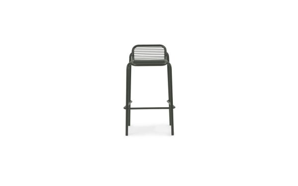 EN NORMANN COPENHAGEN - Vig Barstol H75 med et minimalistisk design, med et lamelsæde og slanke ben, isoleret på en hvid baggrund.