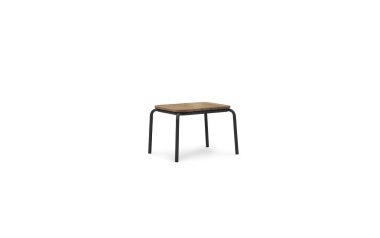 Sætning med produktnavn: A NORMANN COPENHAGEN - Vig Bord 55X45 med et rektangulært træsæde monteret på fire slanke sorte metalben, isoleret på hvid baggrund.