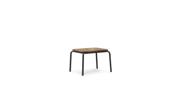 Sætning med produktnavn: A NORMANN COPENHAGEN - Vig Bord 55X45 med et rektangulært træsæde monteret på fire slanke sorte metalben, isoleret på hvid baggrund.
