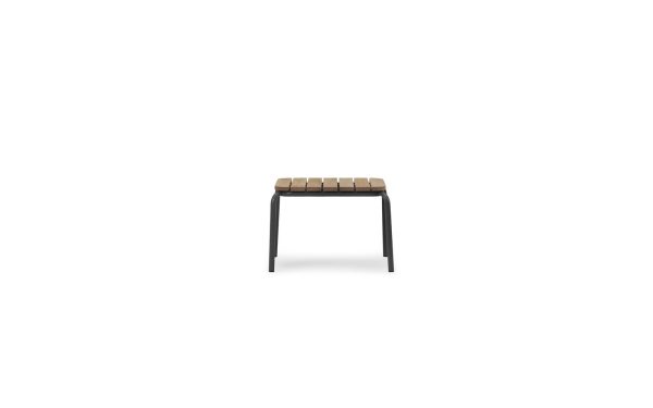 Et moderne NORMANN COPENHAGEN - Vig Bord 55X45 med sort stel og sæde lavet af skiftevis lyse og mørkebrune trælameller, isoleret på en hvid baggrund.