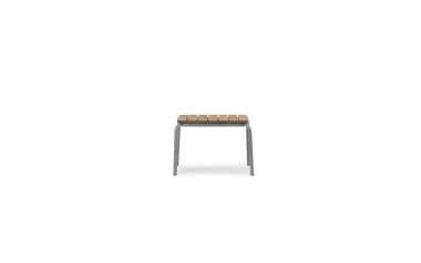 NORMANN COPENHAGEN - Vig Bord 55X45 med en grå metalramme og et sæde lavet af vandrette trælameller, isoleret på en hvid baggrund.