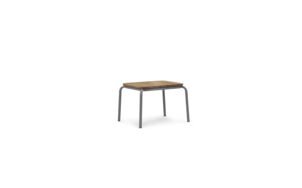En simpel moderne NORMANN COPENHAGEN - Vig Bord 55X45 med en slank metalramme og et fladt træsæde, isoleret på en almindelig hvid baggrund.