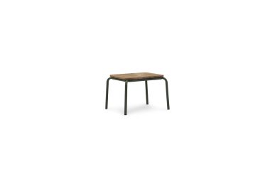 En moderne NORMANN COPENHAGEN - Vig Bord 55X45 med et træsæde med synligt åremønster oven på en slank, sort metalramme, isoleret mod en almindelig hvid baggrund.