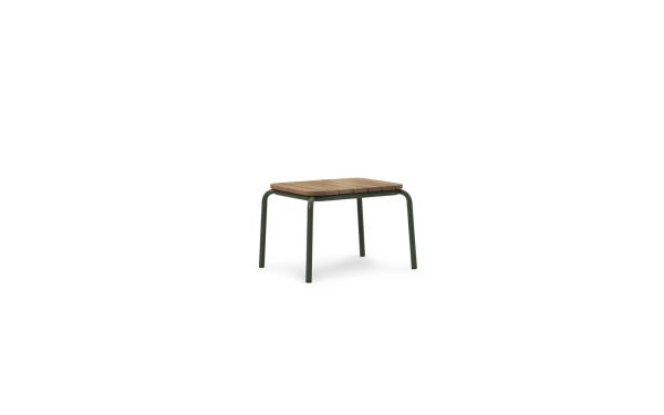 En moderne NORMANN COPENHAGEN - Vig Bord 55X45 med et træsæde med synligt åremønster oven på en slank, sort metalramme, isoleret mod en almindelig hvid baggrund.