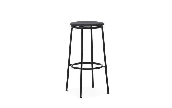 En sort barstol med et rundt polstret sæde og slanke metalben, med en cirkulær fodstøtte fra TomorrowsDesign, isoleret på en hvid baggrund.