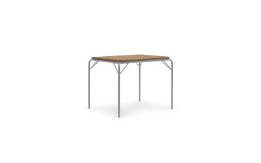 EN NORMANN COPENHAGEN - Vig Bord 90X80 med en lys trætop og slanke metalben, isoleret på hvid baggrund.