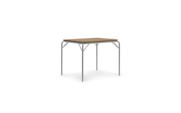 EN NORMANN COPENHAGEN - Vig Bord 90X80 med en lys trætop og slanke metalben, isoleret på hvid baggrund.