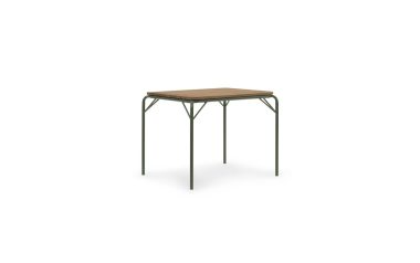 En lille firkantet NORMANN COPENHAGEN - Vig Bord 90X80 med en lys trætop og slanke sorte metalben på en almindelig hvid baggrund.