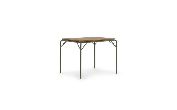 En lille firkantet NORMANN COPENHAGEN - Vig Bord 90X80 med en lys trætop og slanke sorte metalben på en almindelig hvid baggrund.