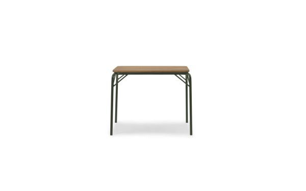 En minimalistisk træ NORMANN COPENHAGEN - Vig Bord 90X80 med et fladt rektangulært sæde og tynde sorte metalben, isoleret på en hvid baggrund.
