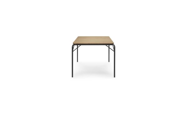 EN NORMANN COPENHAGEN - Vig Bord 90X200 med en lys trætop og tynde sorte metalben, isoleret på hvid baggrund.