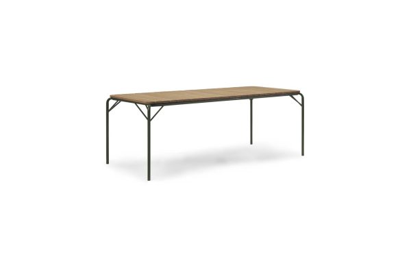 Et rektangulært udendørsbord med en lamelplade af træ og en slank, sort metalramme, vist på en almindelig hvid baggrund. NORMANN KØBENHAVN - Vig Bord 90X200.