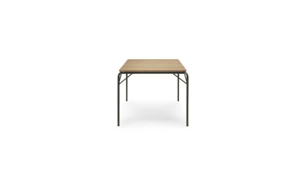 En simpel NORMANN COPENHAGEN - Vig Bord 90X200 med en lys trætop og sorte metalben, isoleret på en hvid baggrund.