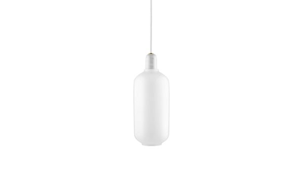 EN NORMANN COPENHAGEN - Amp Pendel med en cylindrisk matteret glasskærm og en sølv top, ophængt i et tyndt kabel, isoleret på en hvid baggrund.