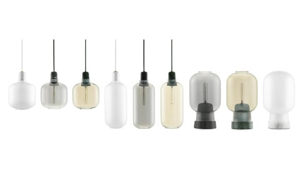 En række af ti NORMANN COPENHAGEN - Amp Pendel pendellamper med varierende former og farver, arrangeret i en række, isoleret på en hvid baggrund.